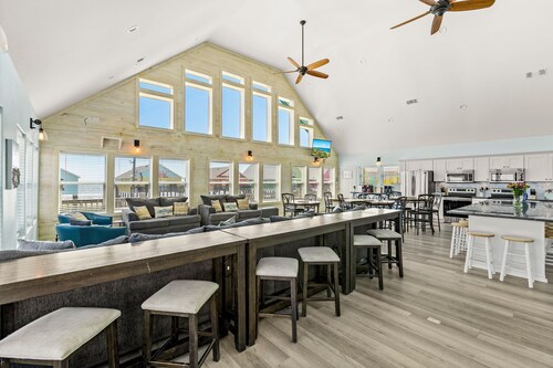 7BR Beachfront | Playground, Bar & Gulf Views