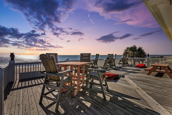Outdoor dining - Beachfront 3BR | Direct Access, Outdoor Bar & Grill (Crystal Beach)