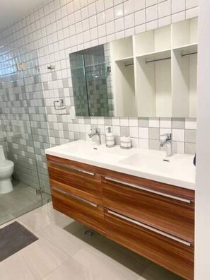 Dusche, Haartrockner, Shampoo