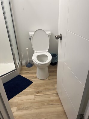 シャワー、タオル、石鹸、トイレットペーパー