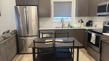 Réfrigérateur, micro-ondes, four, plaque de cuisson