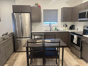 冷蔵庫、電子レンジ、オーブン、コンロ