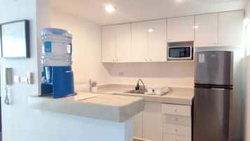 Kjøleskap, mikrobølgeovn, ovn og kokeplater