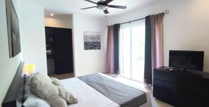 2 chambres, coffres-forts dans les chambres, fer et planche à repasser