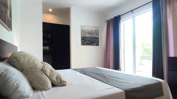 2 makuuhuonetta, tallelokero huoneessa, silitysrauta/-lauta