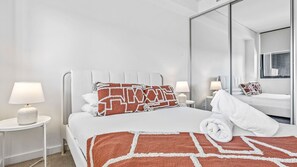 2 makuuhuonetta, työpöytä, ilmainen Wi-Fi, vuodevaatteet