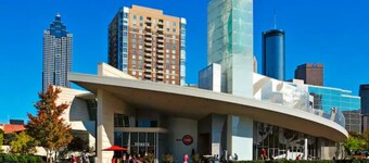 Laid Back Oasis Between The Airport
& Downtown