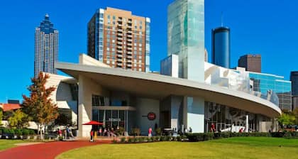 Laid Back Oasis Between The Airport
& Downtown