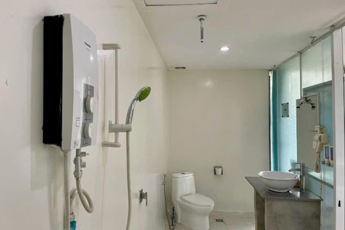 Ein modernes Badezimmer mit Toilette, Duschkabine und Waschbecken.