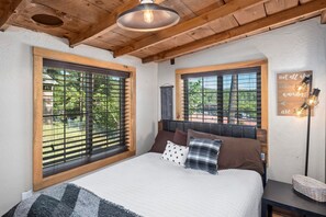 2 bedrooms, iron/ironing board, free WiFi, bed sheets - Bella Luna: Remodeled 2/1 with Hot Tub (Ruidoso)