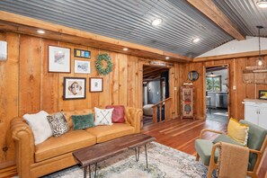 Smart TV, books - Bella Luna: Remodeled 2/1 with Hot Tub (Ruidoso)