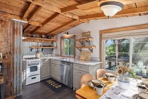 Fridge, microwave, oven, stovetop - Bella Luna: Remodeled 2/1 with Hot Tub (Ruidoso)