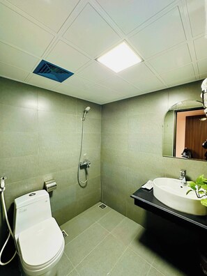 Combined shower/tub, hair dryer, soap, shampoo - Hello Sapa Hotel (Sa Pa)