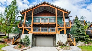 Exterior - 2-bedroom condo with hot tub and mountain views (Golden)