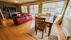 Dining - 2-bedroom condo with hot tub and mountain views (Golden)