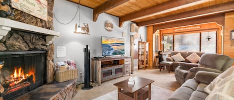 Smart TV, chimenea y reproductor de DVD