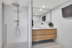 Douche, serviettes fournies