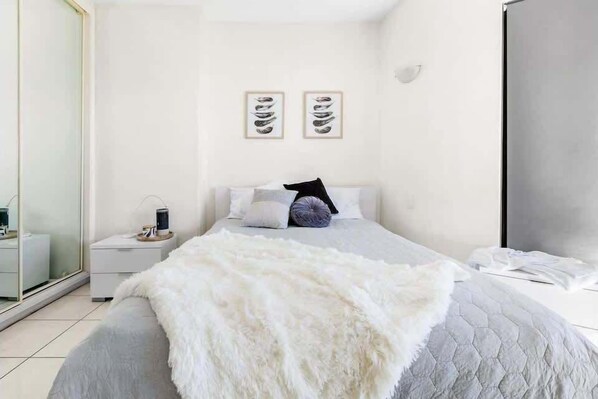 2 bedrooms, bed sheets