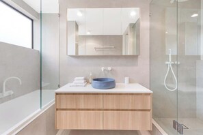 Shower, towels - Bannow 7 Ocean View Apt (Alexandra Headland)