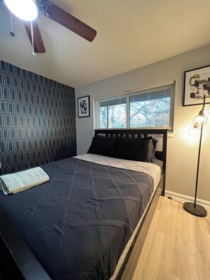 1 bedroom, iron/ironing board, WiFi, bed sheets - DT Dallas COZY Urban Escape 1BD Apt (Dallas)