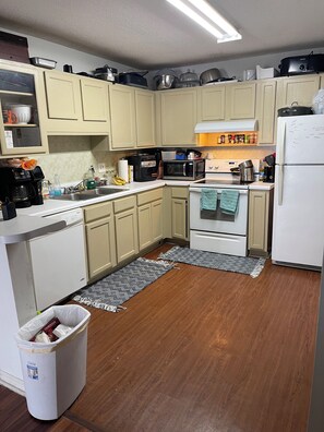 Micro-ondes, four, plaque de cuisson, lave-vaisselle