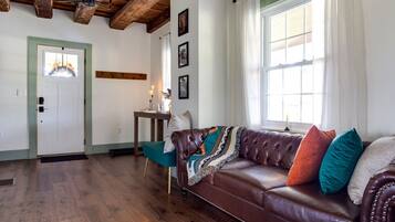 Téléviseur connecté, foyer, table de ping-pong, livres