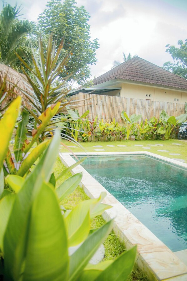 Habitació doble Comfort, balcó, vistes a la piscina | Sala d'estar