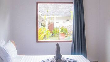 Quarto conforto, vista para a piscina | Edredons de pluma, Wi-Fi de cortesia