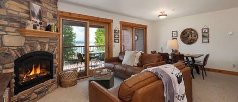 Smart-tv, een open haard en boeken