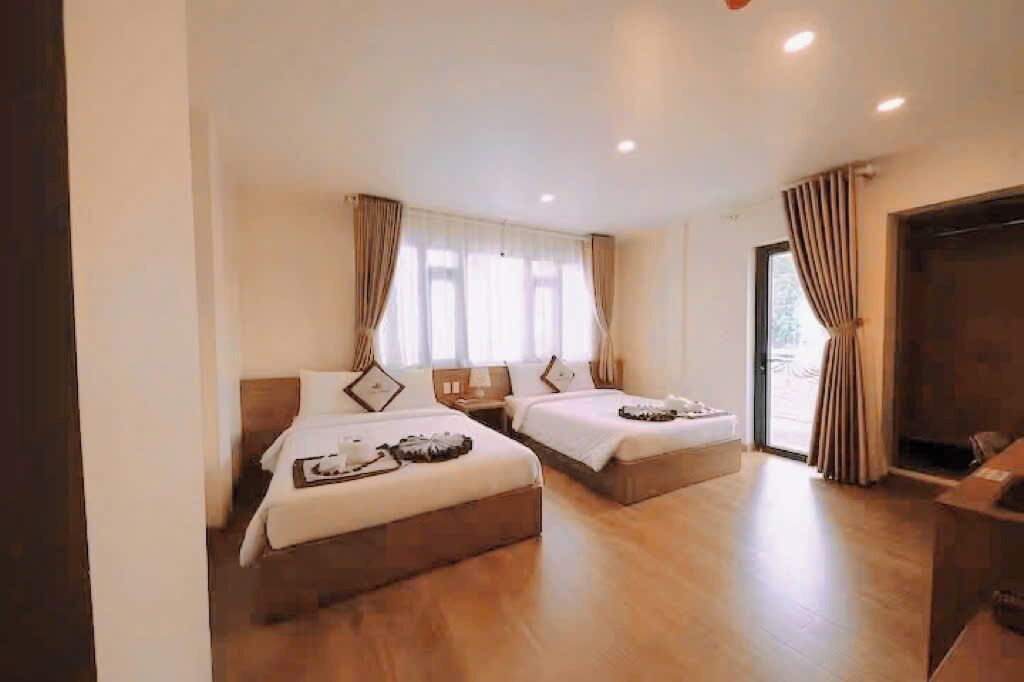 Luxe vierpersoonskamer | Een bureau, gratis wifi