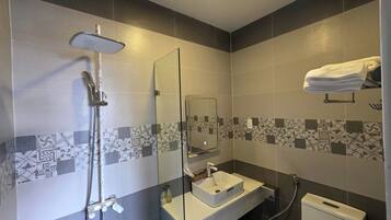 Ducha, secador de pelo, pantuflas, toallas