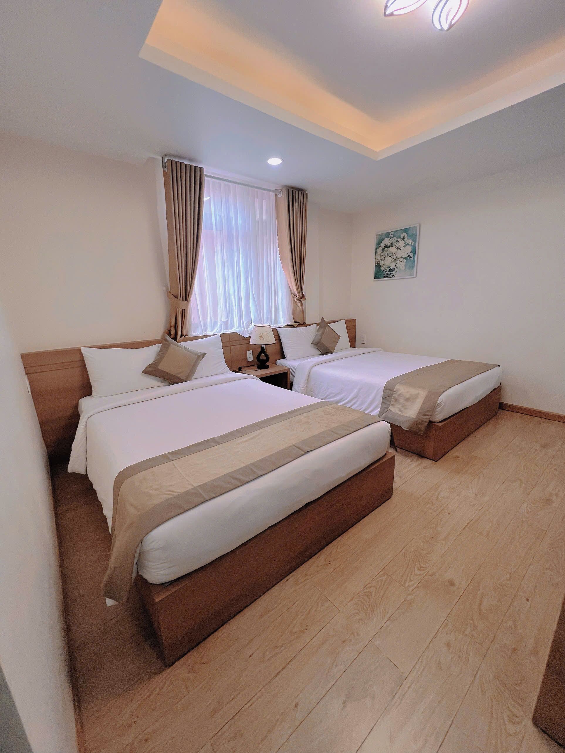 Eenvoudige vierpersoonskamer | Een bureau, gratis wifi