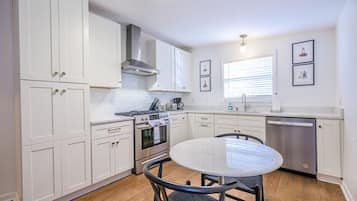 ثلاجة، ميكروويف، فرن، موقد طهي مسطح