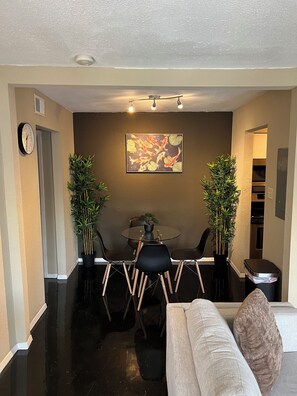 Dining - Downtown Dallas Modern CHIC Style 1Bed Abode (Dallas)