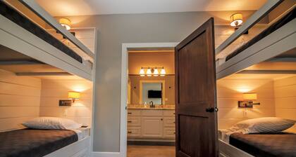 Spacious 5-bedroom house with a private pool on the golf course.