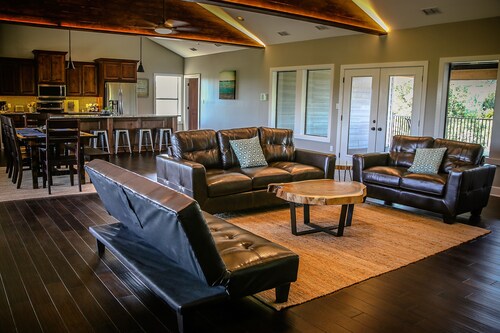 Spacious 5-bedroom house with a private pool on the golf course.