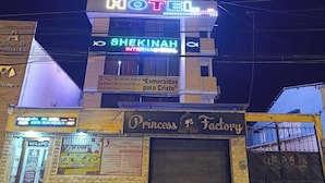 A hotel with a neon sign, a kosher restaurant, and a factory-themed storefront. - HOTEL SHEKINAH INTERNACIONAL (Esmeraldas)