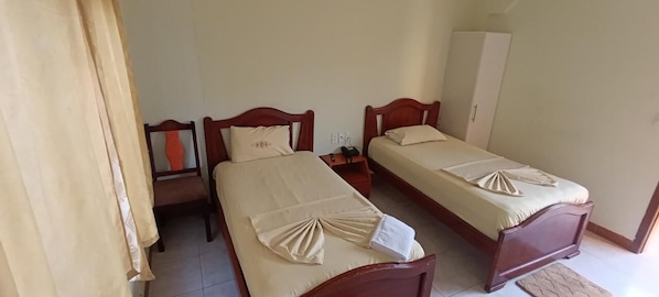 Habitación con 2 camas individuales, vista al patio | Escritorio, espacio para trabajar con laptop y cortinas blackout 