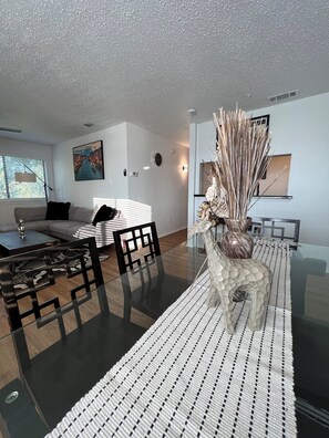 Dining - SLEEK LUXE GEM DownTown Dallas 2Bd 2Ba (Dallas)