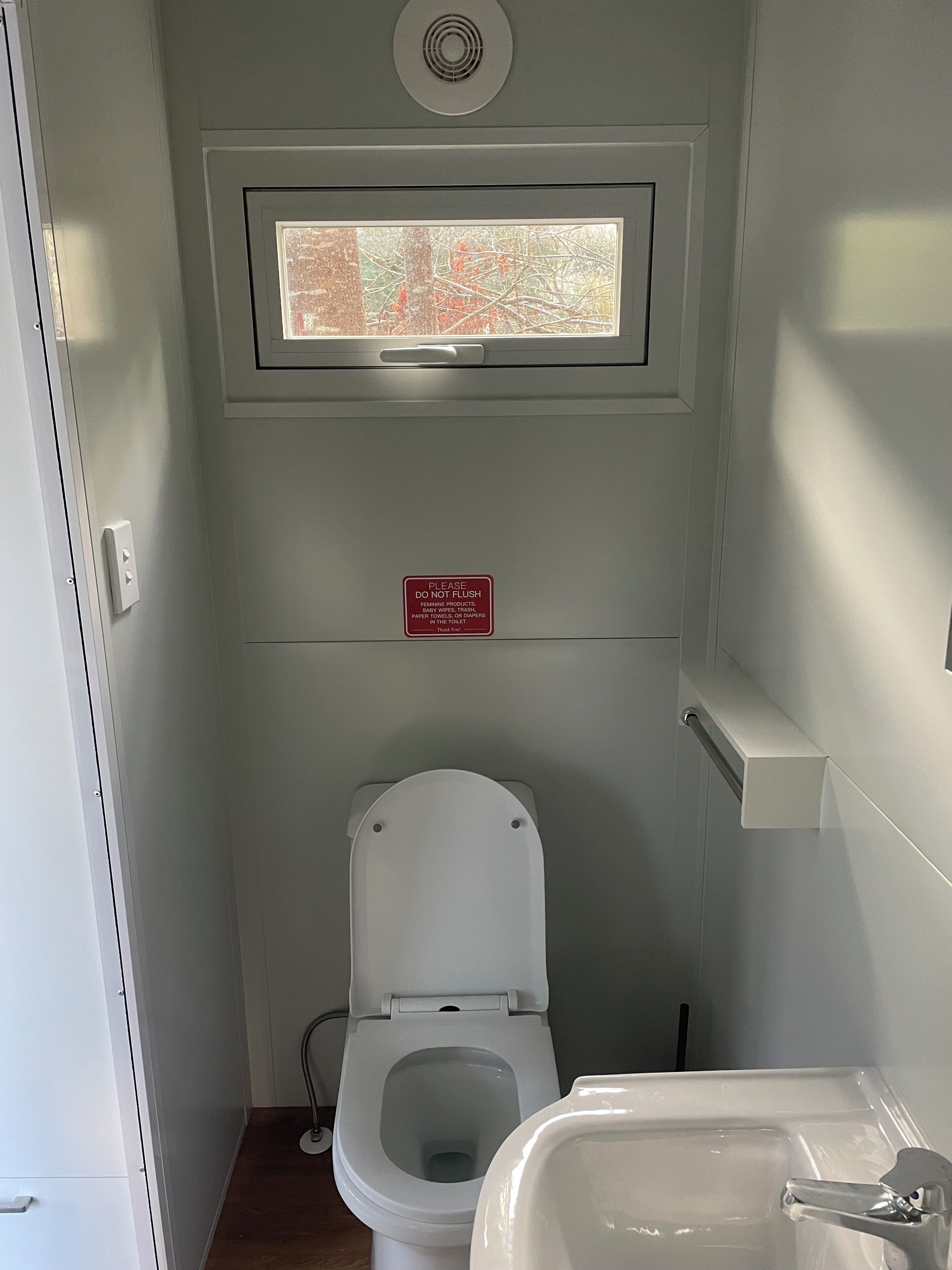 Douche, séchoir à cheveux, papier de toilette