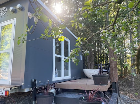 Terrace/patio. Affordable & cosy alpine cabin - an ideal couples retreat with outdoor bath!