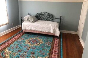 3 bedrooms, iron/ironing board, WiFi, bed sheets - WOW! Near MGP; Benedictine <2 miles. 3br 1.5 BA (Atchison)