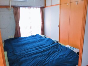 Escritorio, wifi gratis, ropa de cama