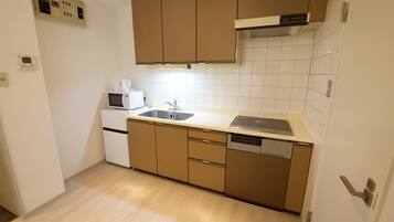 冷蔵庫、電子レンジ、コンロ、調理器具と食器