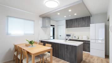 Frigorífico, microondas, placa de cocina y utensilios de cocina