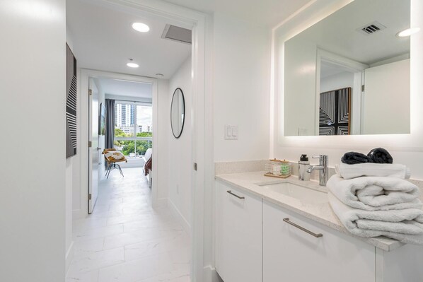 Dusche, Haartrockner, Handtücher, Seife