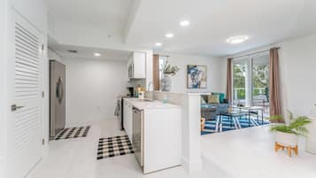 Micro-ondes, four, plaque de cuisson, lave-vaisselle