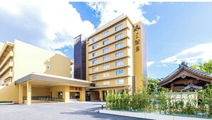 Ein Hotel mit modernem Bau und traditioneller japanischer Architektur.