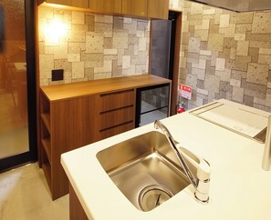 Frigorífico, microondas, placa de cocina y utensilios de cocina