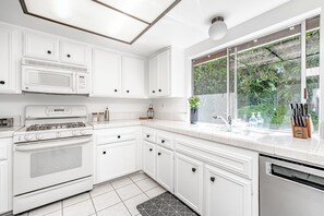 Fridge, microwave, oven, stovetop - Charming & Spacious 4-bedroom house with AC and WiFi in Fountain Valley (Fountain Valley)